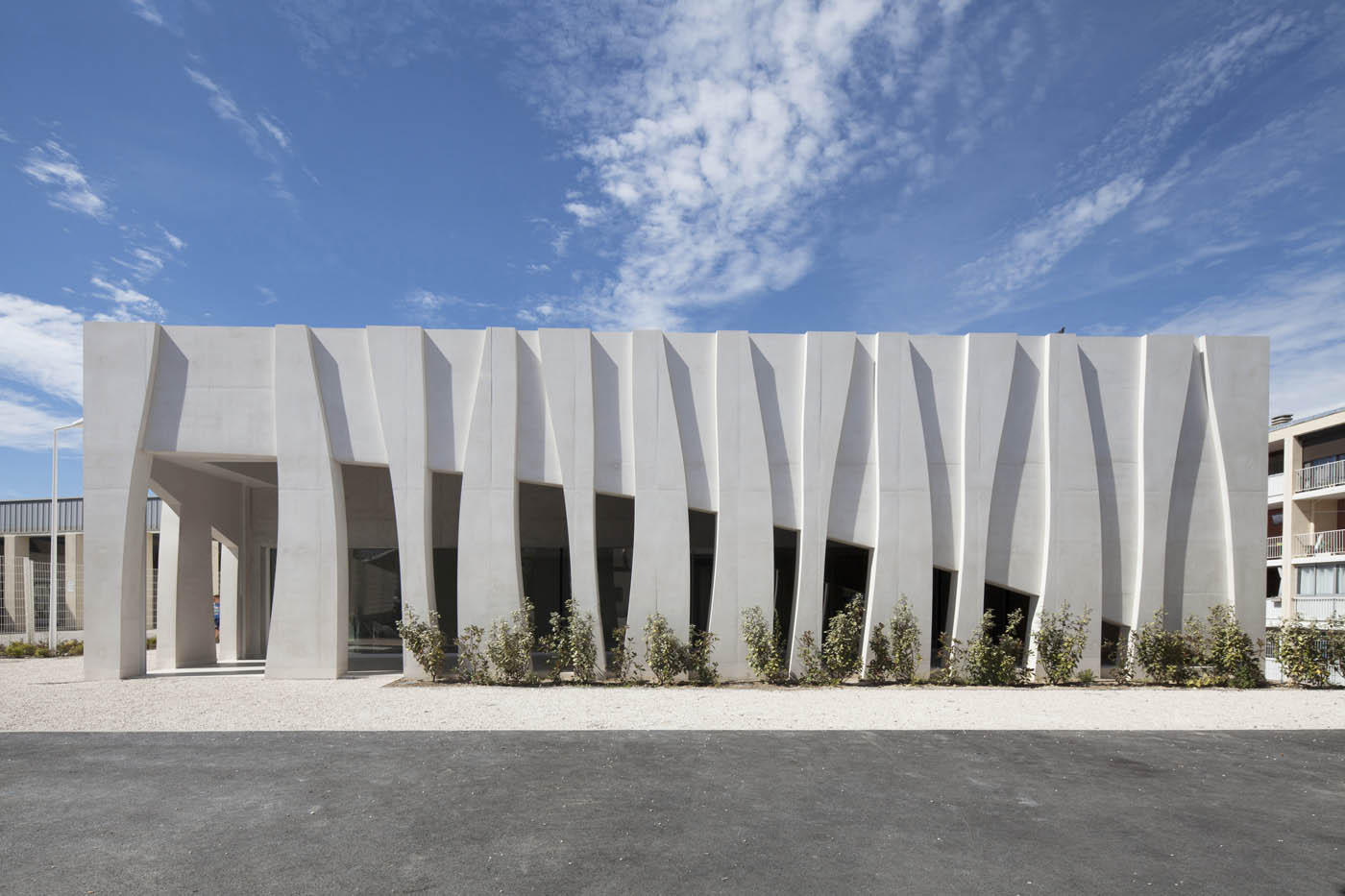 Les façades dynamiques sculptées en béton blanc du gymnase du Sablier à Marseille