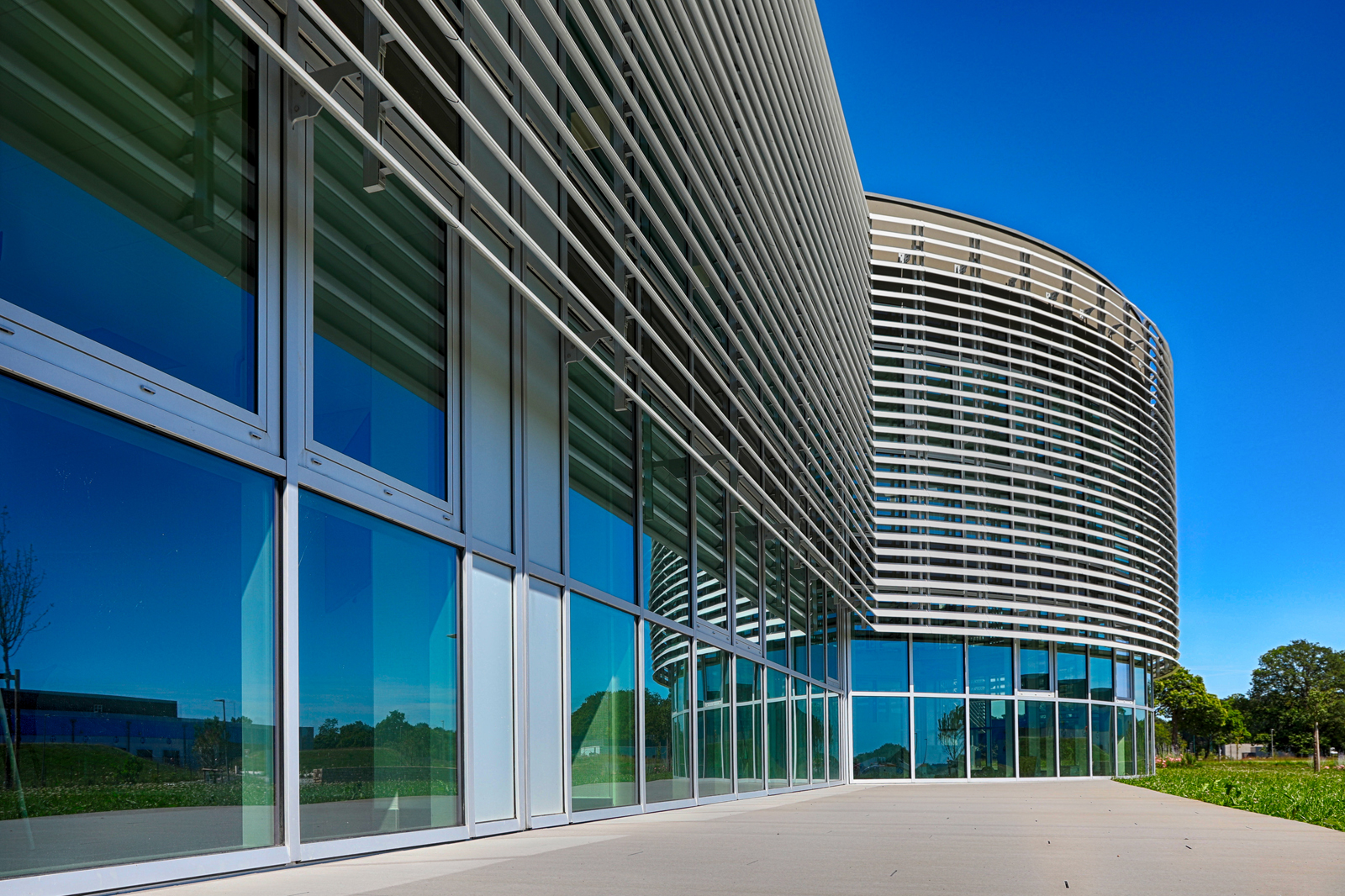 Brise-soleil sur façades cintrées pour Back Europ – Publi-info
